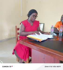 Mme la Secretaire à l'Etat Civil de Dibamba