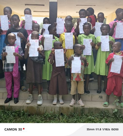 Remise Solennelle des Actes de Naissance aux enfants par le Maire de la Commune de Dibamba