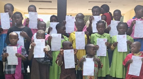 Remise Solennelle des Actes de Naissance aux enfants par le Maire de la Commune de Dibamba
