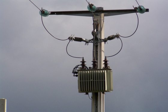 Travaux de construction de réseaux électriques triphasés Kopongo